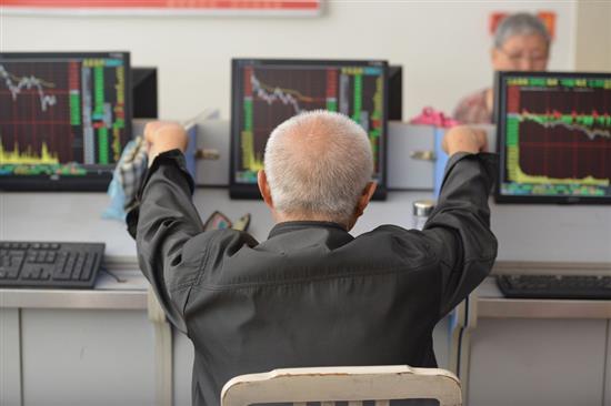 2020年7月16日，安徽省阜阳市股民在一家证券营业厅关注股市行情。 视觉中国 图
